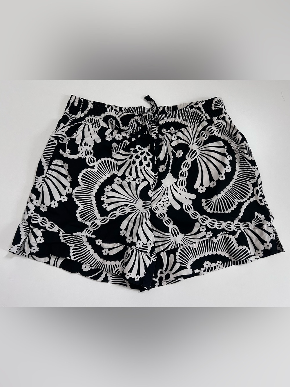 NWOT Banana Republic Black and White Floral Print Women's Shorts